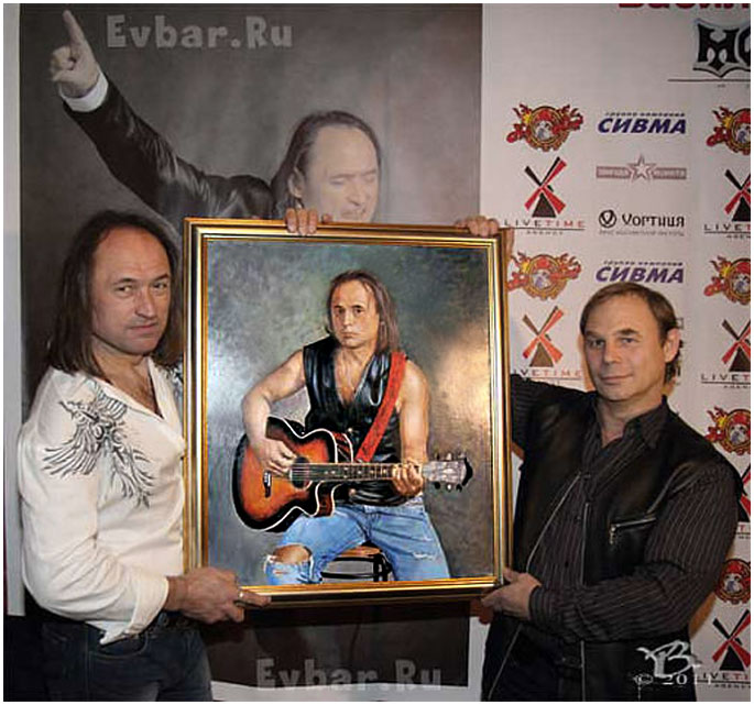 Вркчение портрета юбиляру рок-музыканту Василию Акимову.