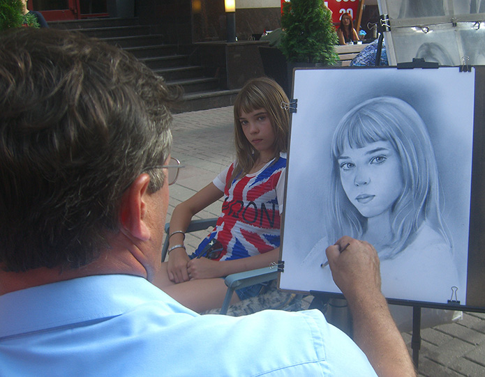 Геннадий Ионов рисует портрет девушки в технике сухая кисть.