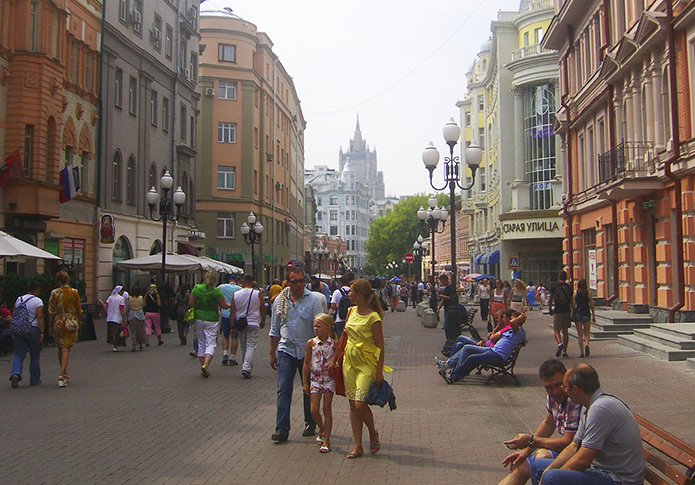 На улице Арбат особенно летом всегда много Москвичей и гостей столицы. Фото 2014 года.