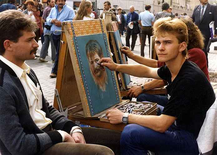 Художники Владислав (на переднем плане) и Владимир Волеговы рисуют портреты на Арбате в 1989 году