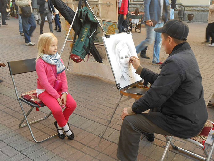 Дети с удоволствием позируют художникам на Арбате