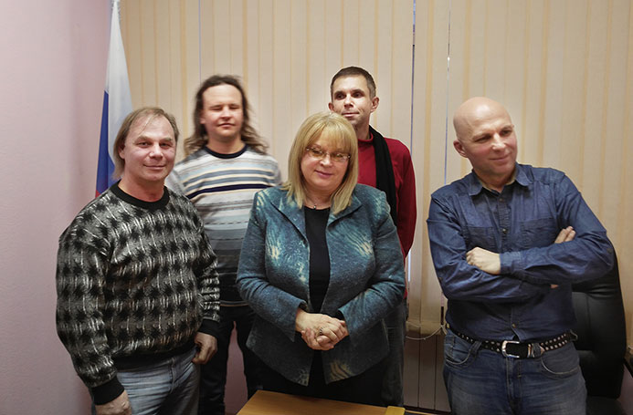 Уполномоченный по правам человека в РФ Элла Панфилова с художниками и музыкантами Арбата.